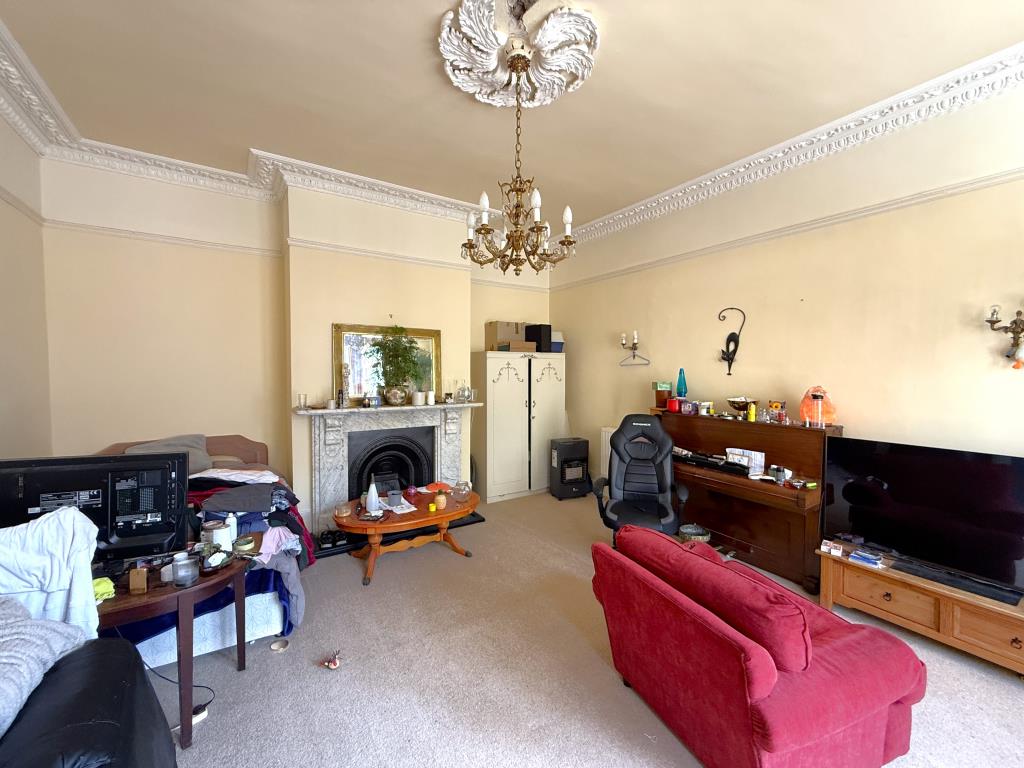 Lot: 151 - SUBSTANTIAL SEMI-DETACHED VICTORIAN DWELLING WITH ADDITIONAL INVESTMENT INCOME - Living room of ground floor flat